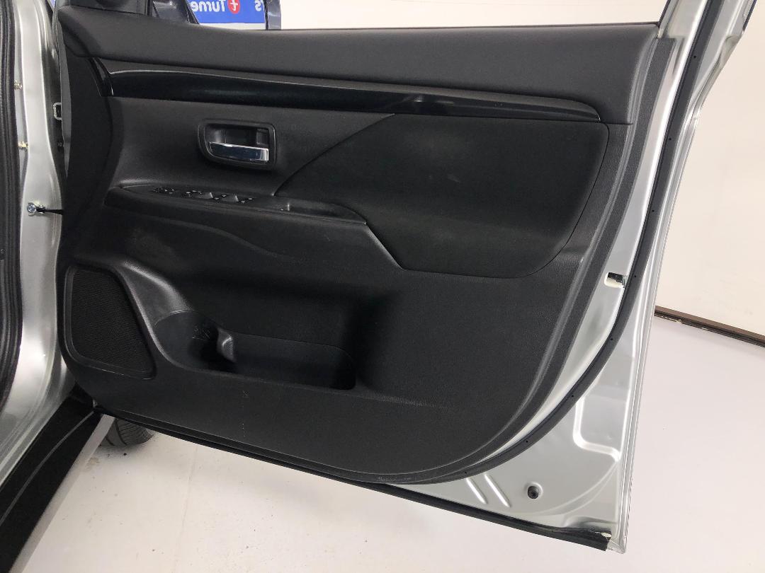 Photo '15' of Mitsubishi Outlander