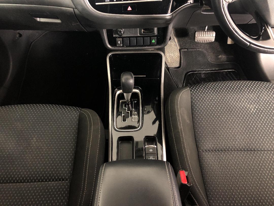 Photo '18' of Mitsubishi Outlander