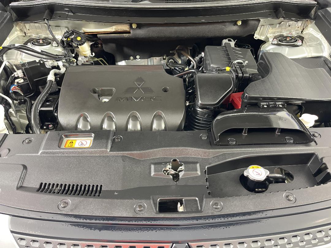 Photo '13' of Mitsubishi Outlander