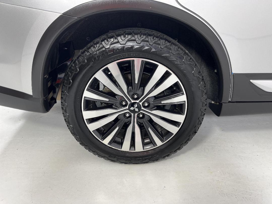 Photo '12' of Mitsubishi Outlander