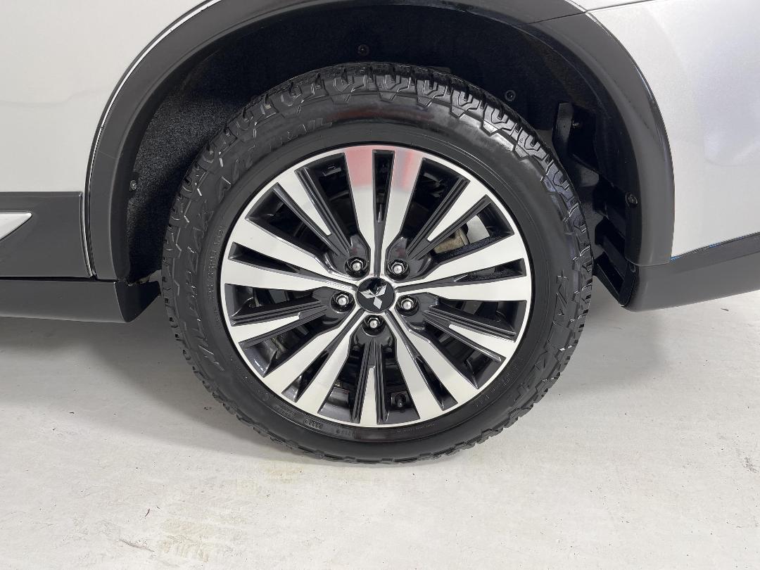 Photo '11' of Mitsubishi Outlander