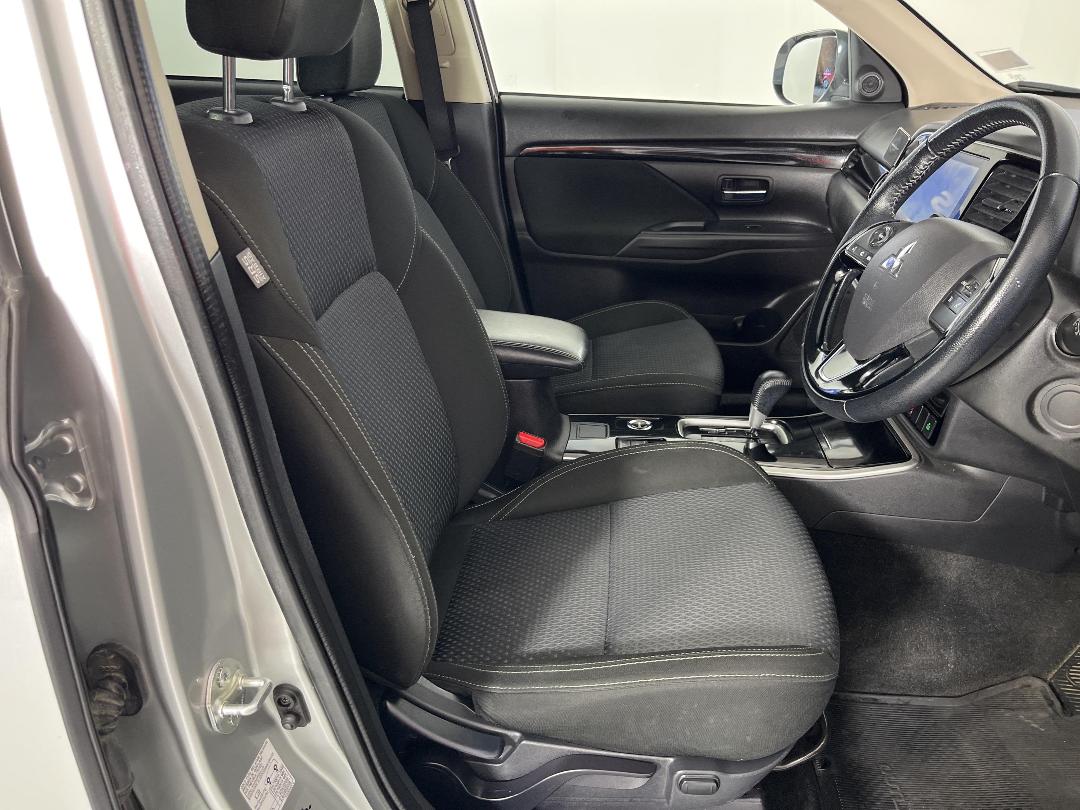 Photo '16' of Mitsubishi Outlander