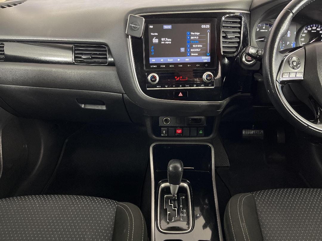 Photo '18' of Mitsubishi Outlander