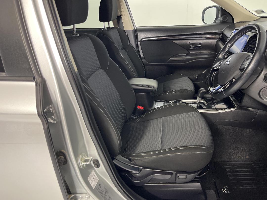 Photo '16' of Mitsubishi Outlander