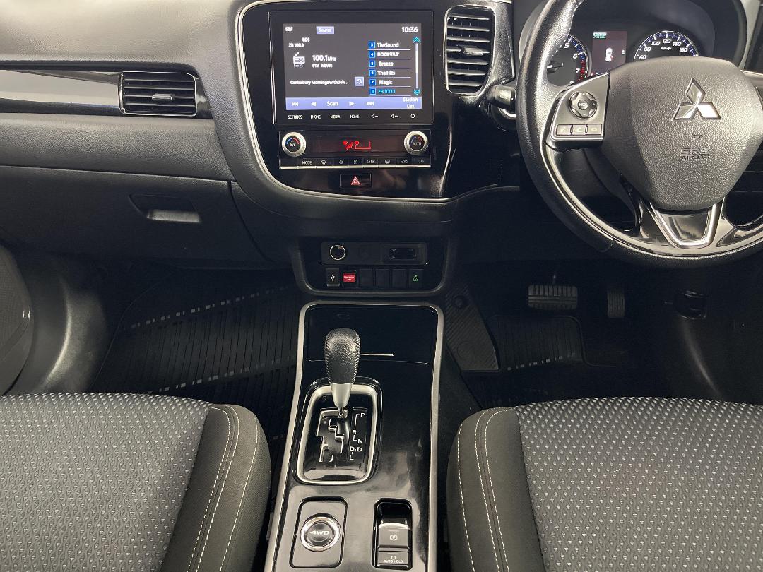 Photo '18' of Mitsubishi Outlander