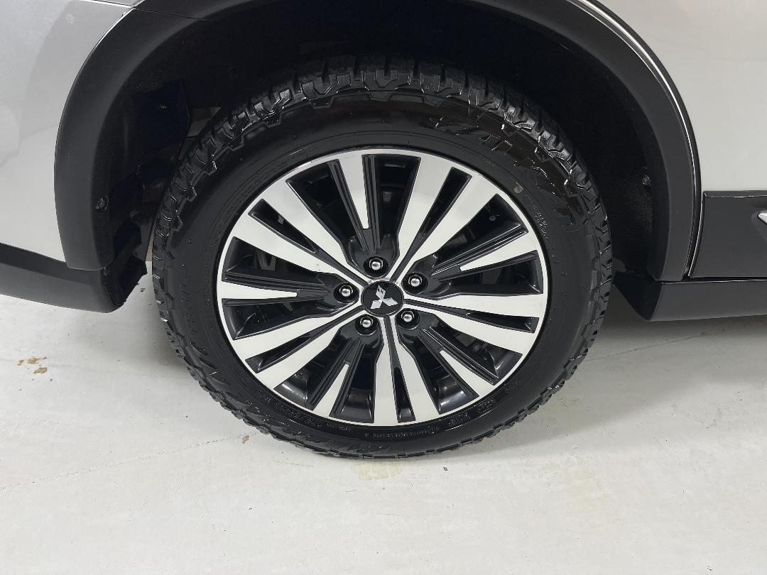 Photo '12' of Mitsubishi Outlander