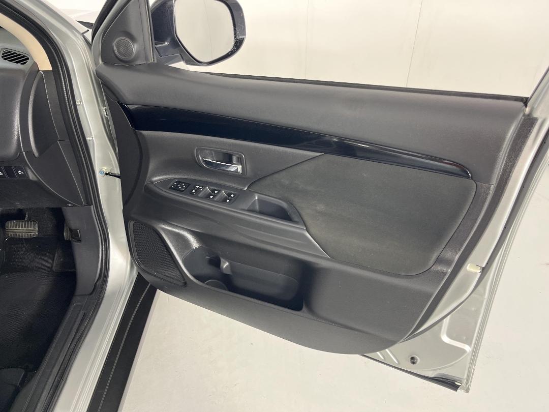 Photo '15' of Mitsubishi Outlander