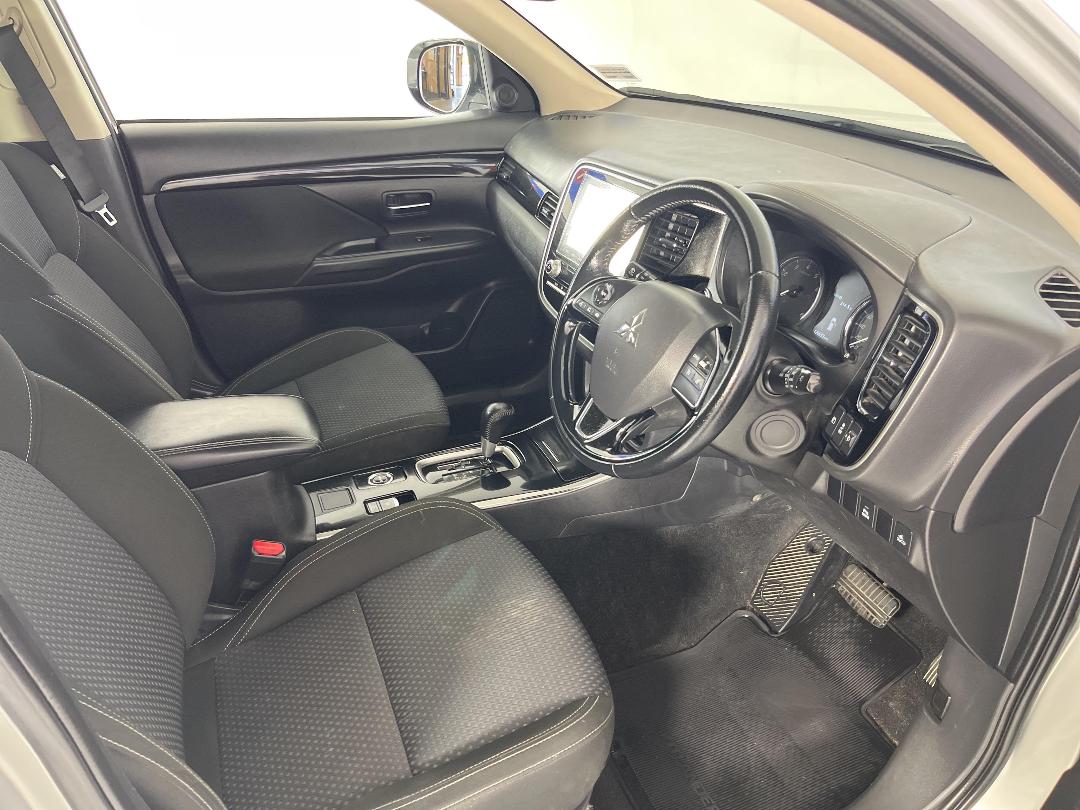 Photo '16' of Mitsubishi Outlander