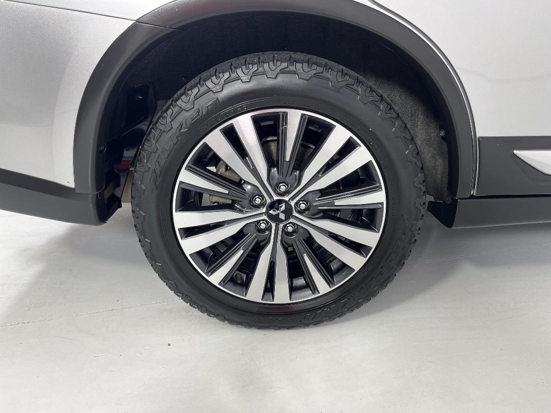 Photo '12' of Mitsubishi Outlander