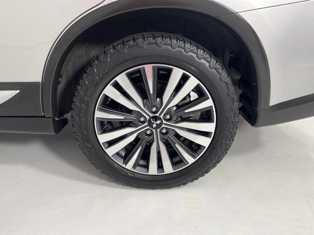 Photo '11' of Mitsubishi Outlander