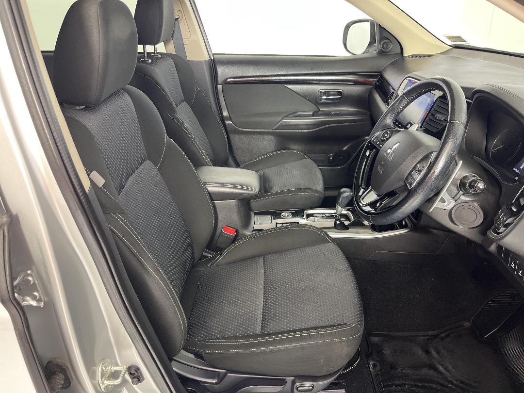 Photo '16' of Mitsubishi Outlander