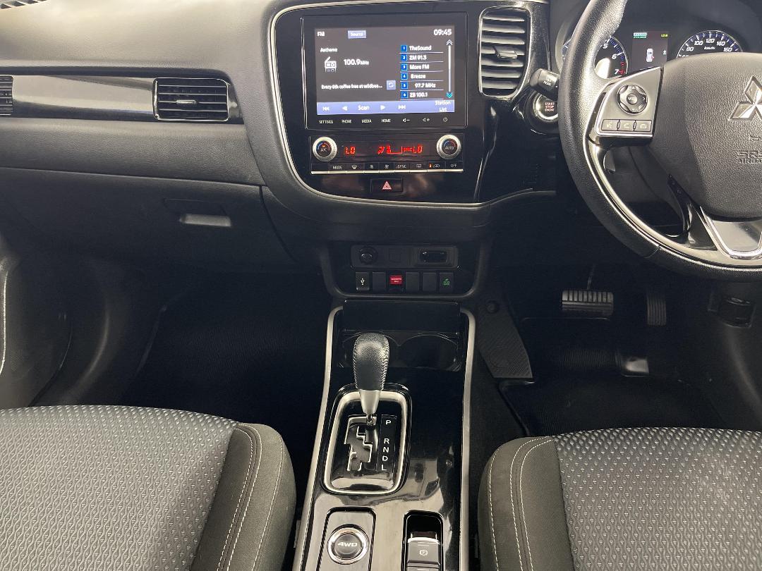 Photo '18' of Mitsubishi Outlander