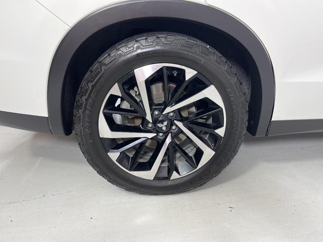 Photo '12' of Mitsubishi Outlander