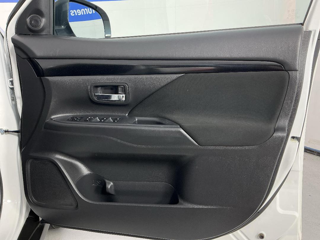 Photo '15' of Mitsubishi Outlander