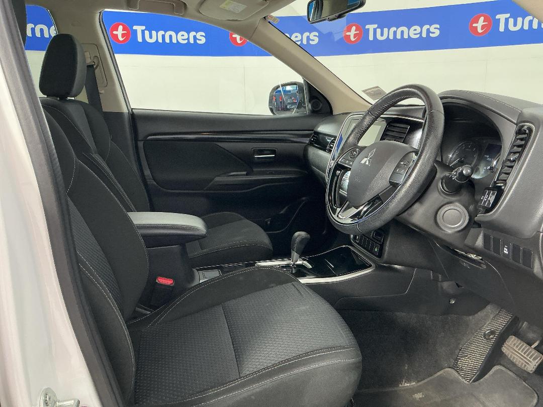 Photo '16' of Mitsubishi Outlander