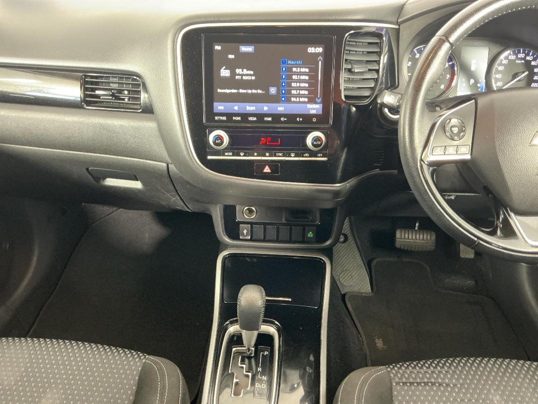 Photo '18' of Mitsubishi Outlander