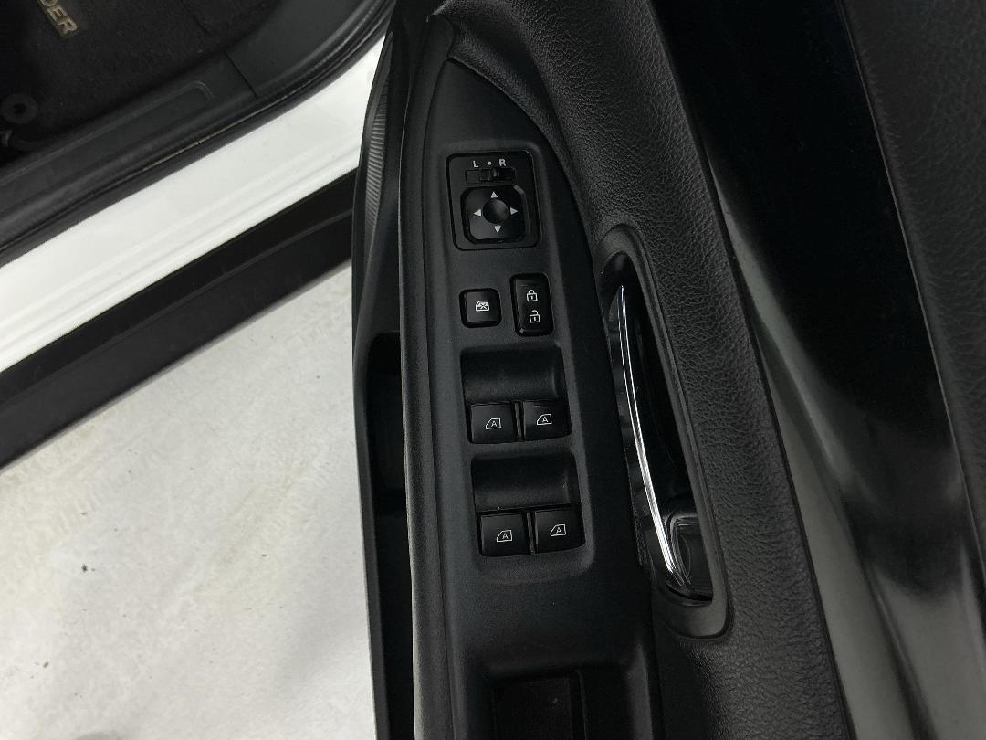 Photo '24' of Mitsubishi Outlander