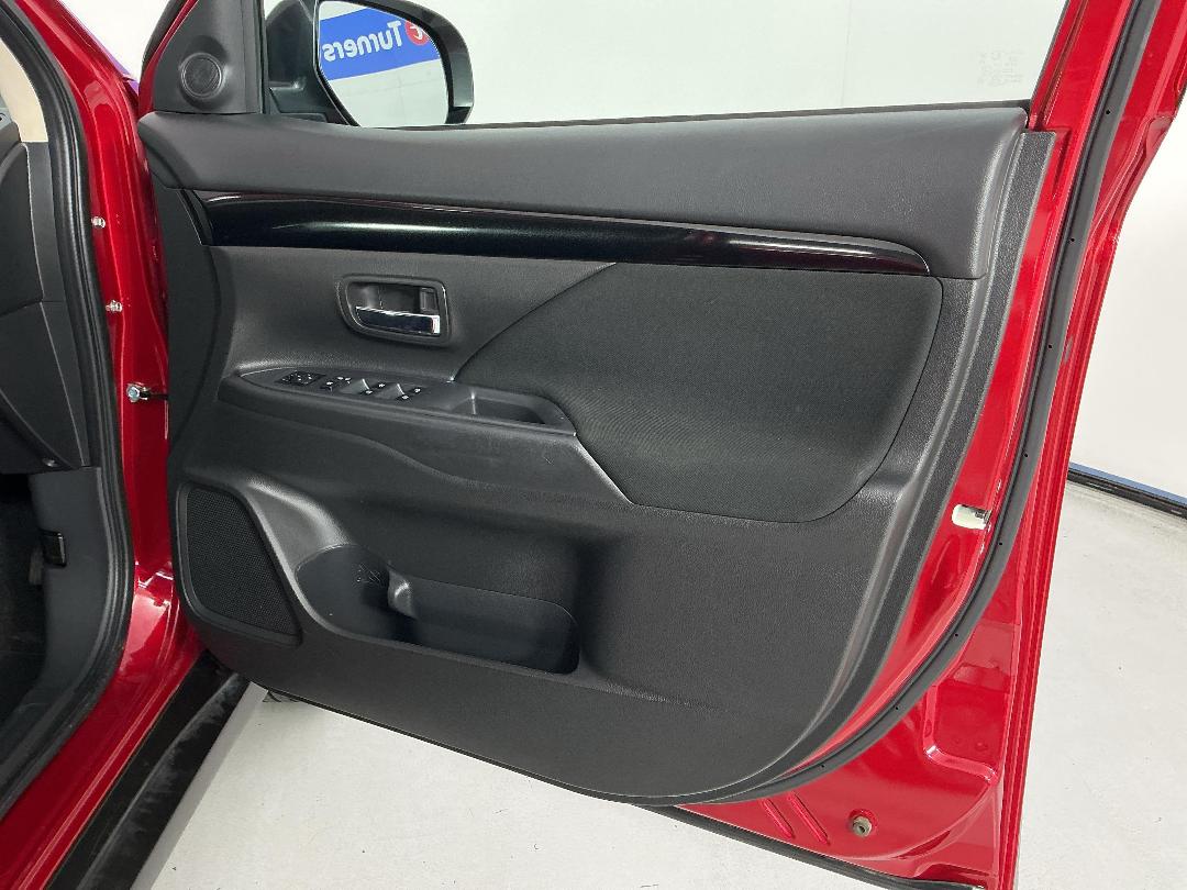 Photo '15' of Mitsubishi Outlander