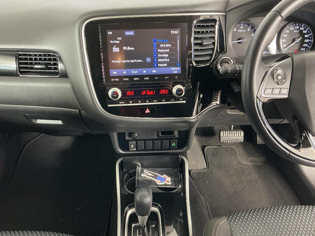 Photo '18' of Mitsubishi Outlander