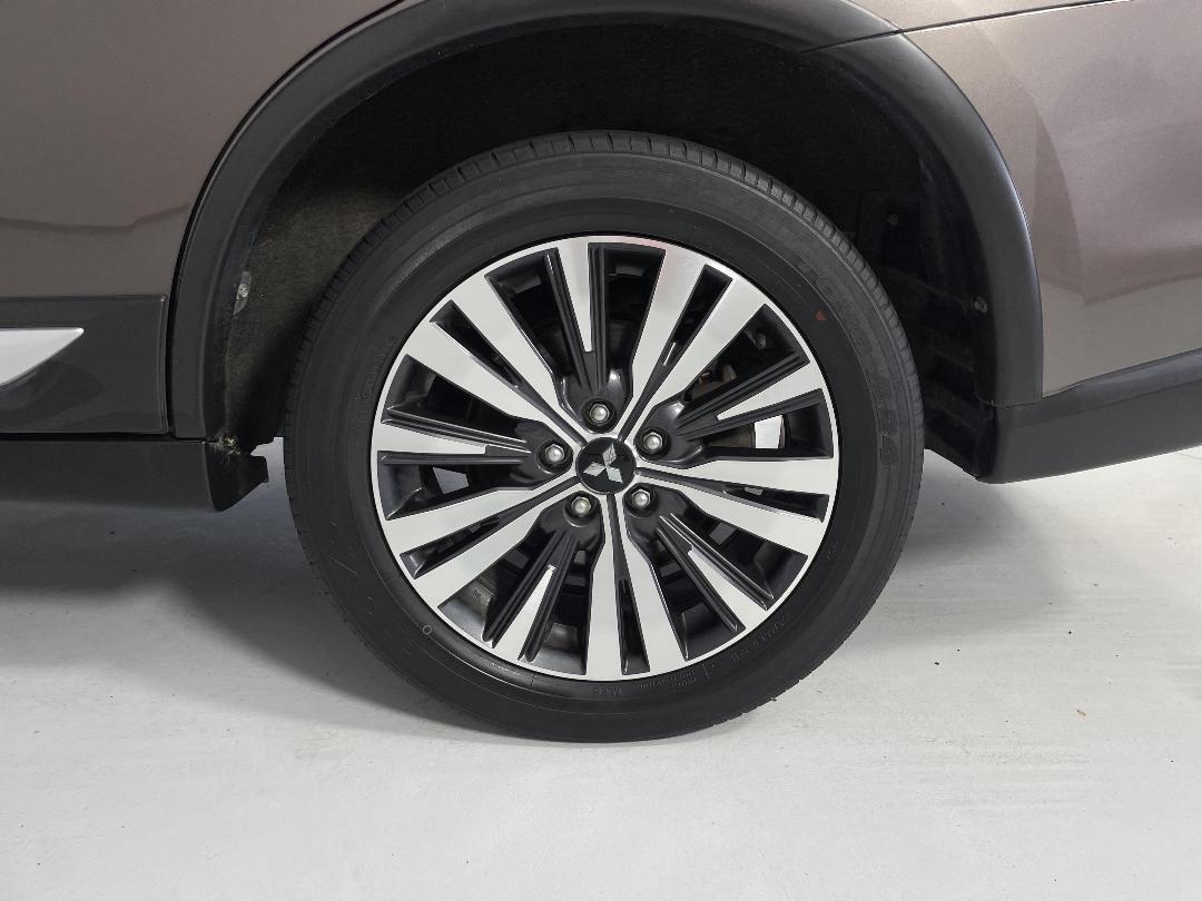 Photo '11' of Mitsubishi Outlander