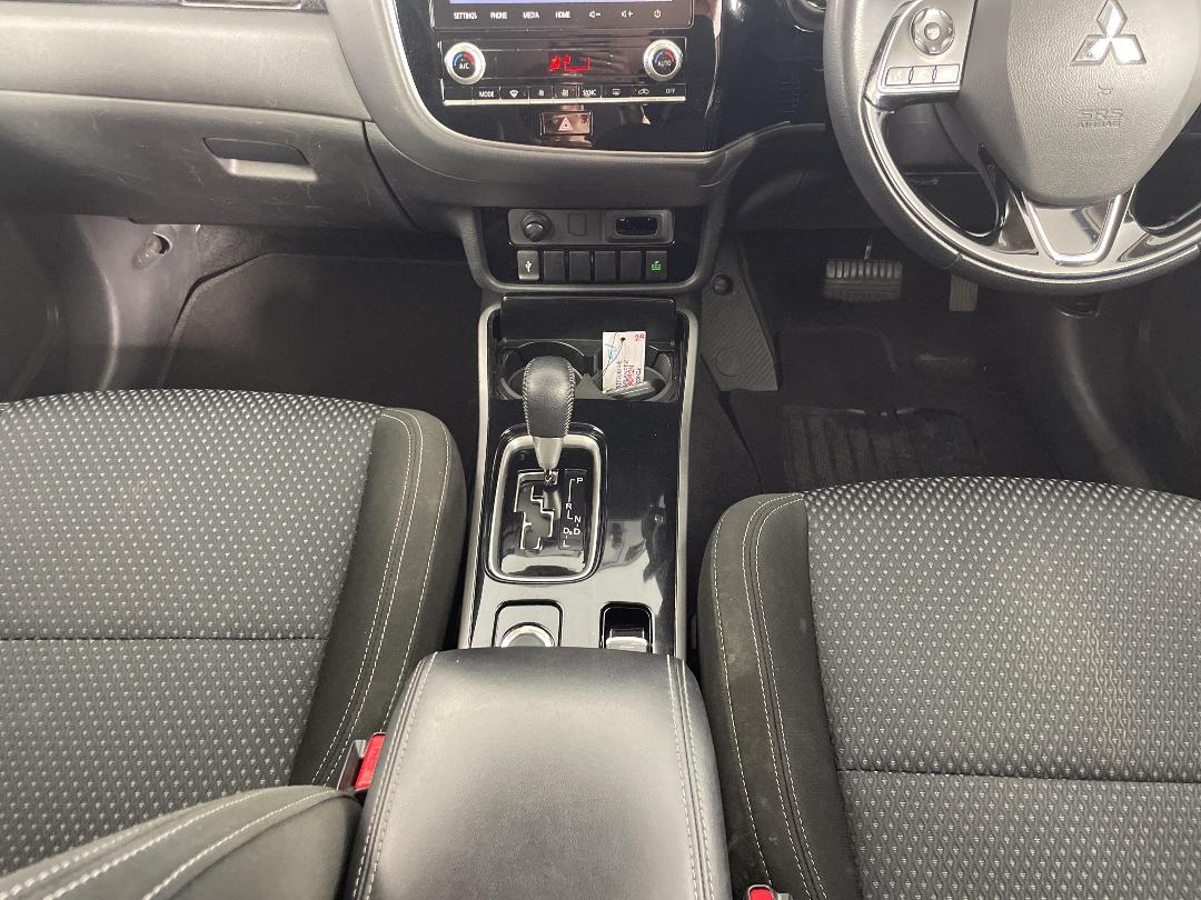 Photo '18' of Mitsubishi Outlander