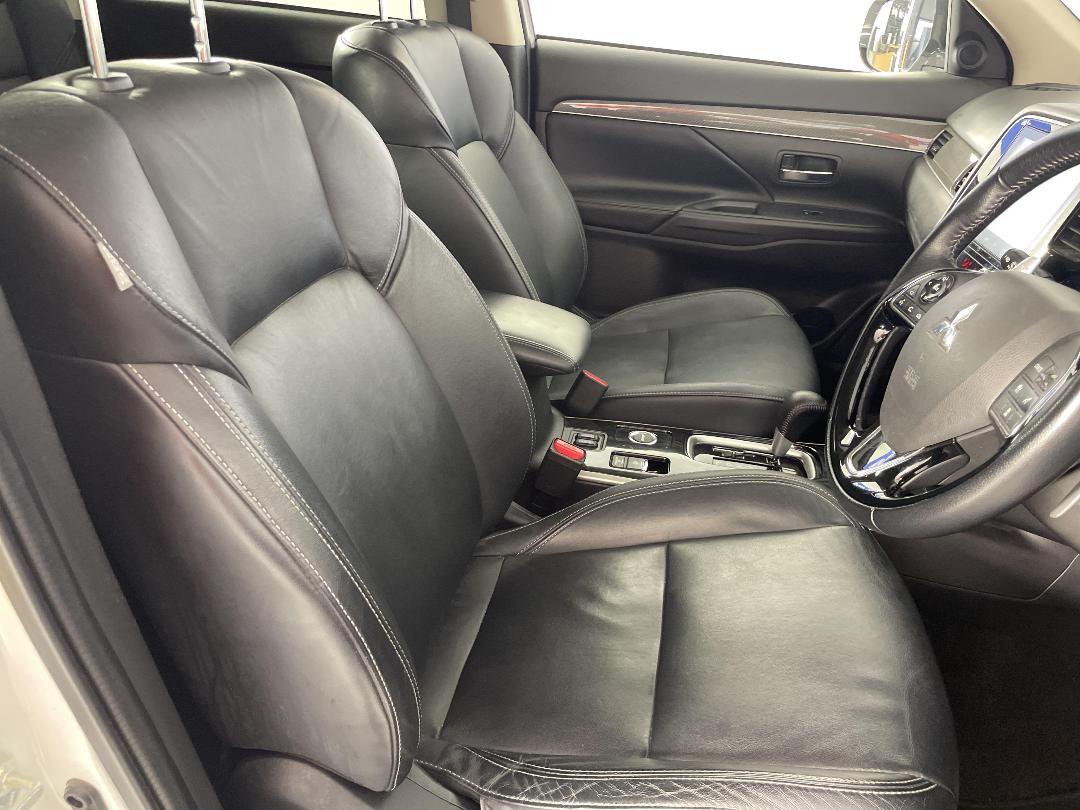 Photo '16' of Mitsubishi Outlander