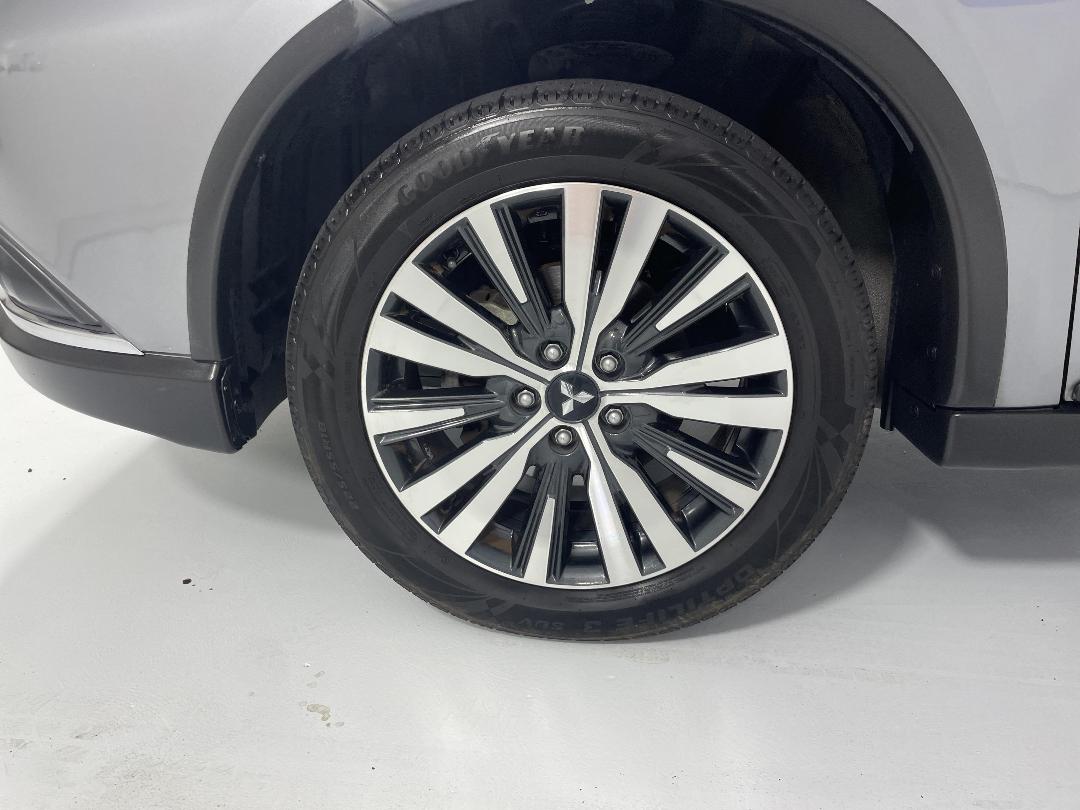 Photo '10' of Mitsubishi Outlander