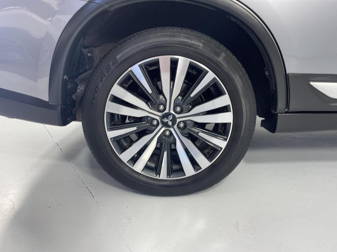 Photo '12' of Mitsubishi Outlander