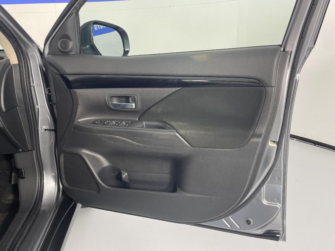 Photo '15' of Mitsubishi Outlander