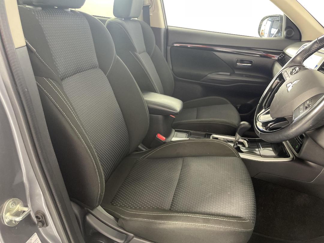 Photo '16' of Mitsubishi Outlander