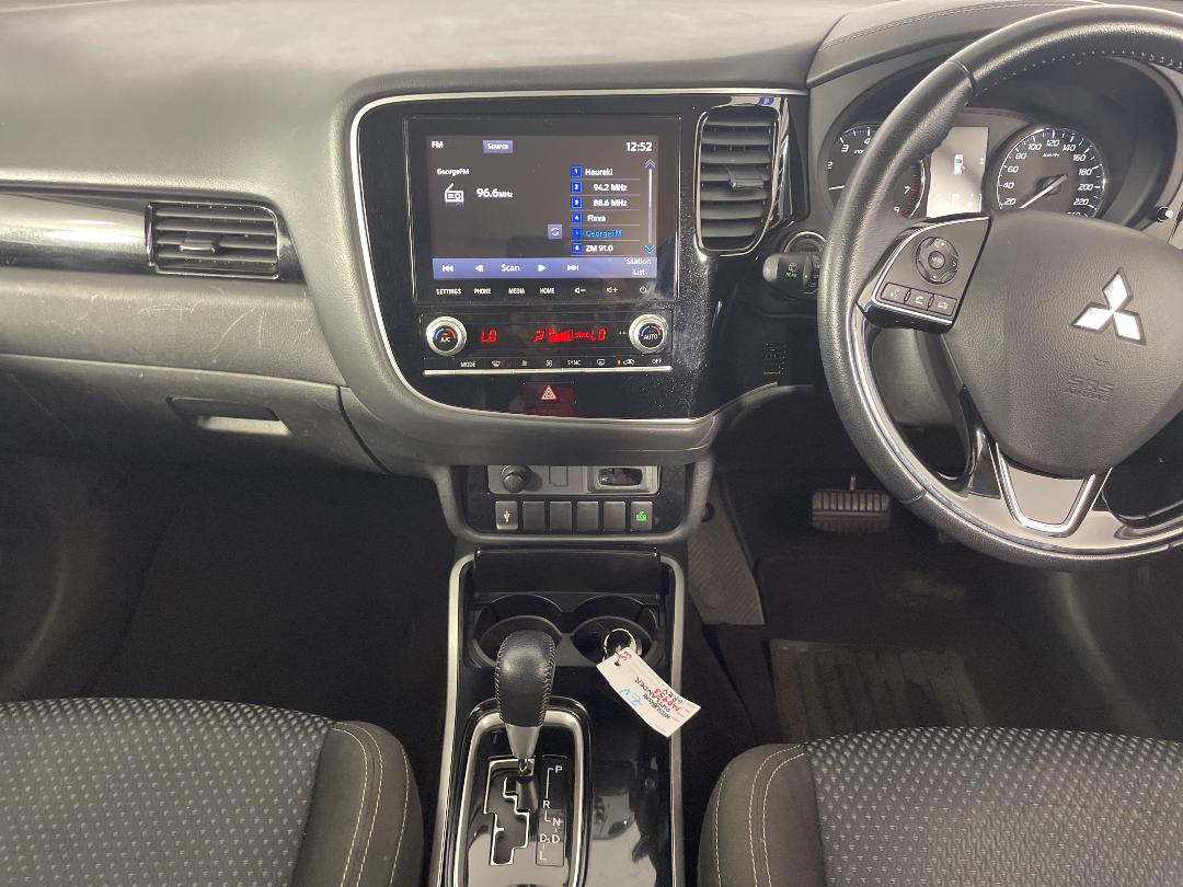 Photo '18' of Mitsubishi Outlander