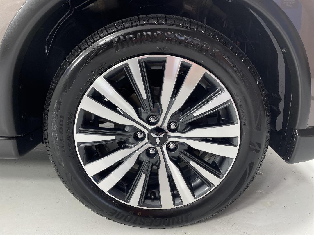 Photo '9' of Mitsubishi Outlander