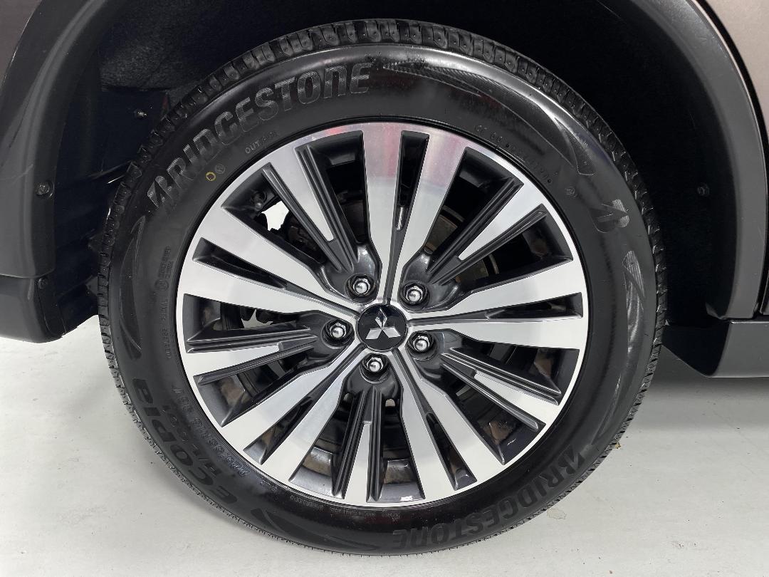 Photo '12' of Mitsubishi Outlander