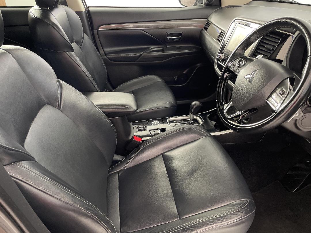 Photo '16' of Mitsubishi Outlander