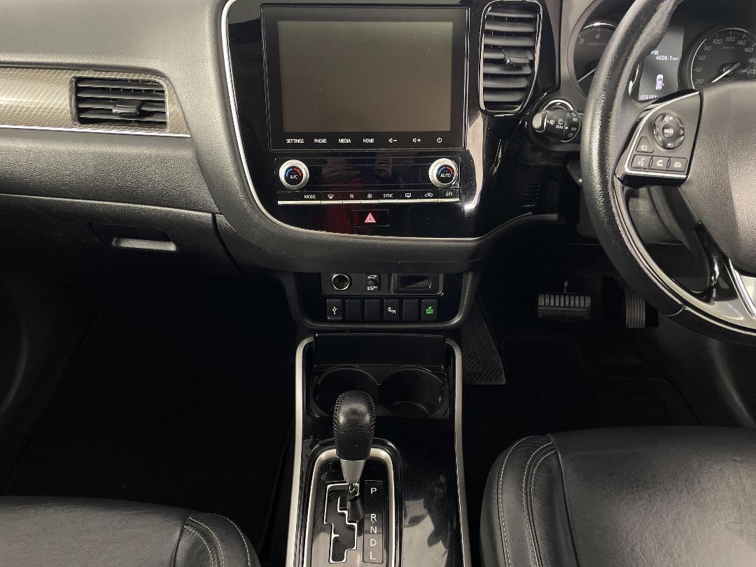 Photo '18' of Mitsubishi Outlander