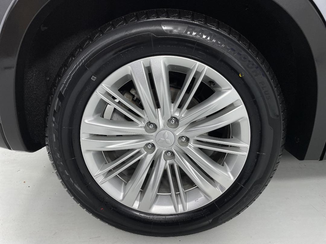 Photo '12' of Mitsubishi Outlander