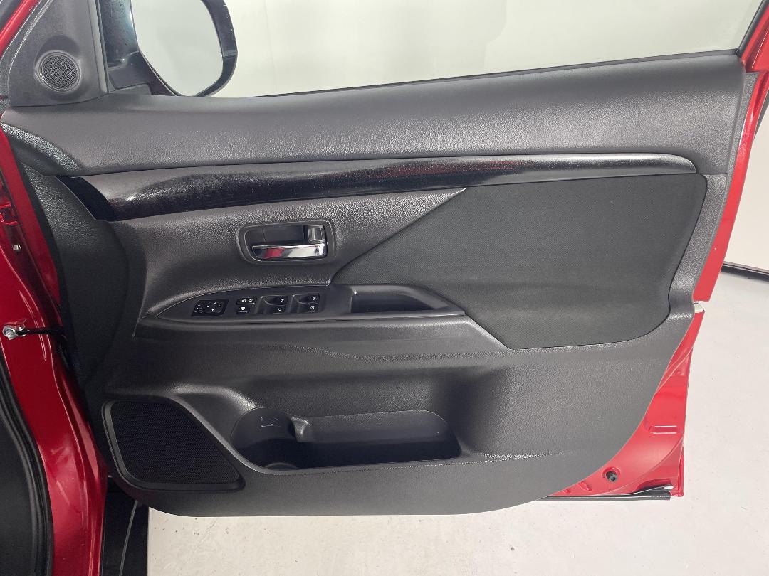 Photo '15' of Mitsubishi Outlander