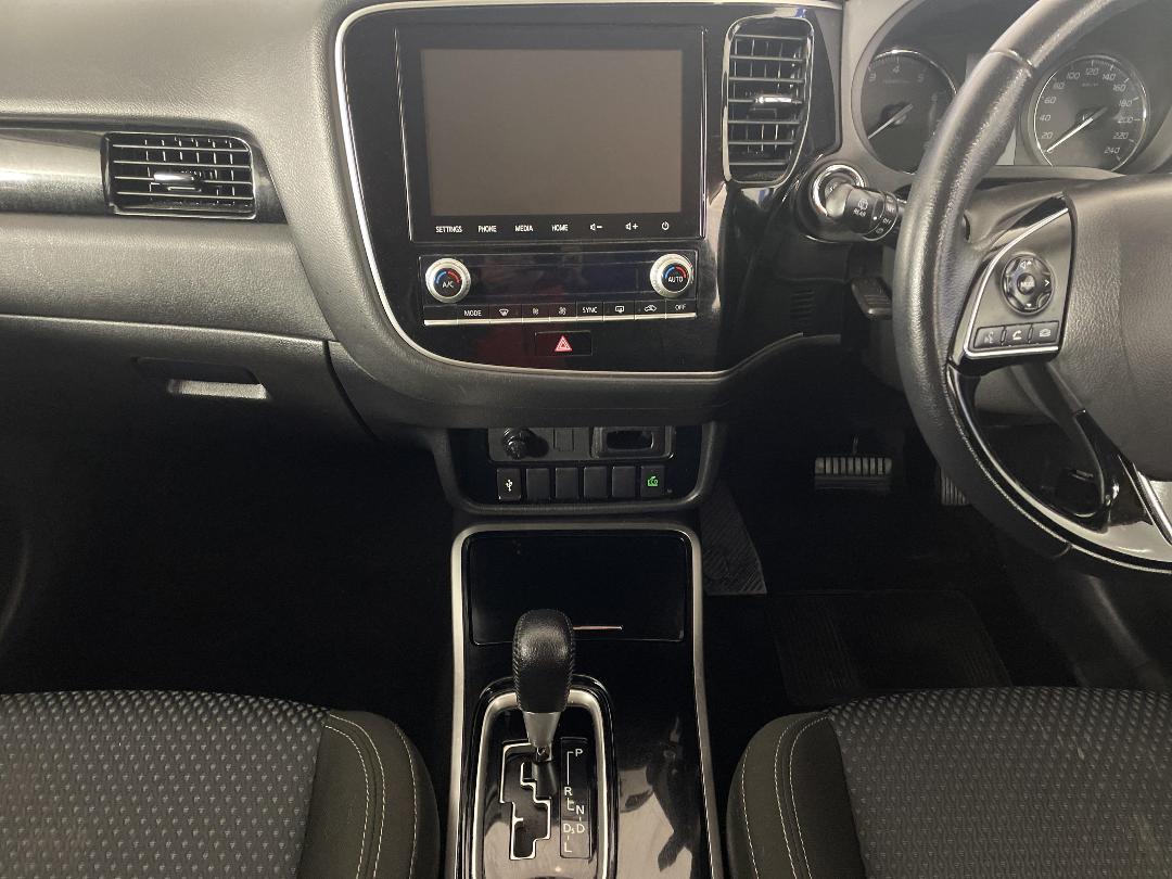 Photo '18' of Mitsubishi Outlander