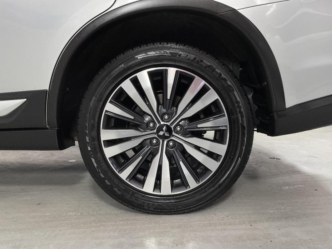 Photo '11' of Mitsubishi Outlander