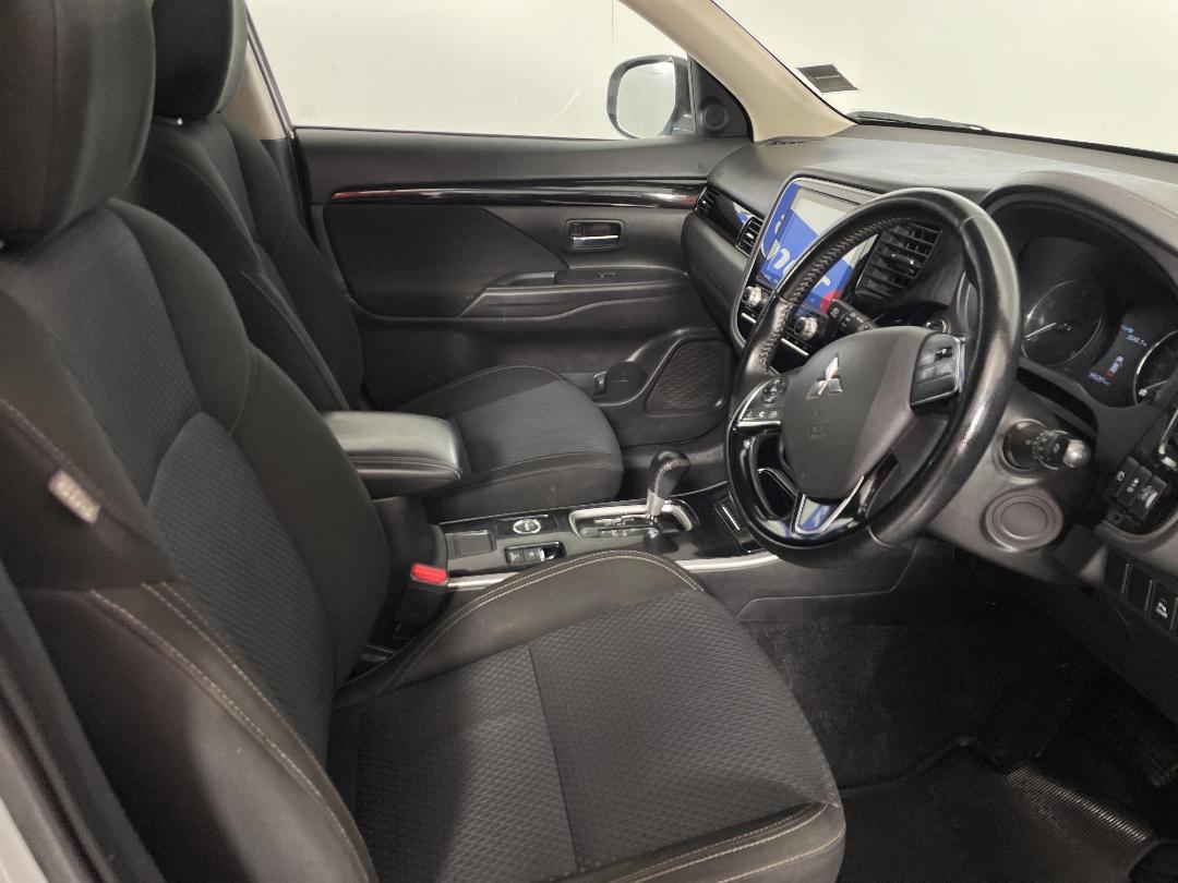 Photo '16' of Mitsubishi Outlander