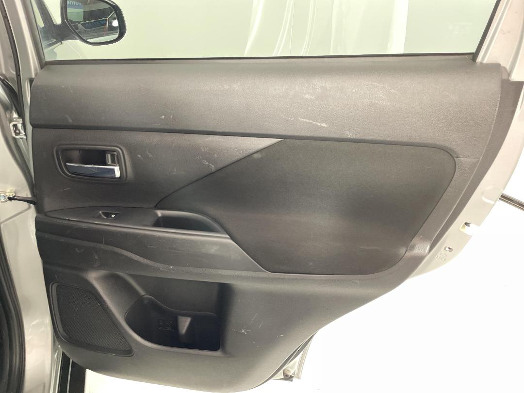 Photo '19' of Mitsubishi Outlander