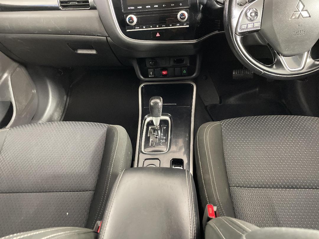 Photo '18' of Mitsubishi Outlander