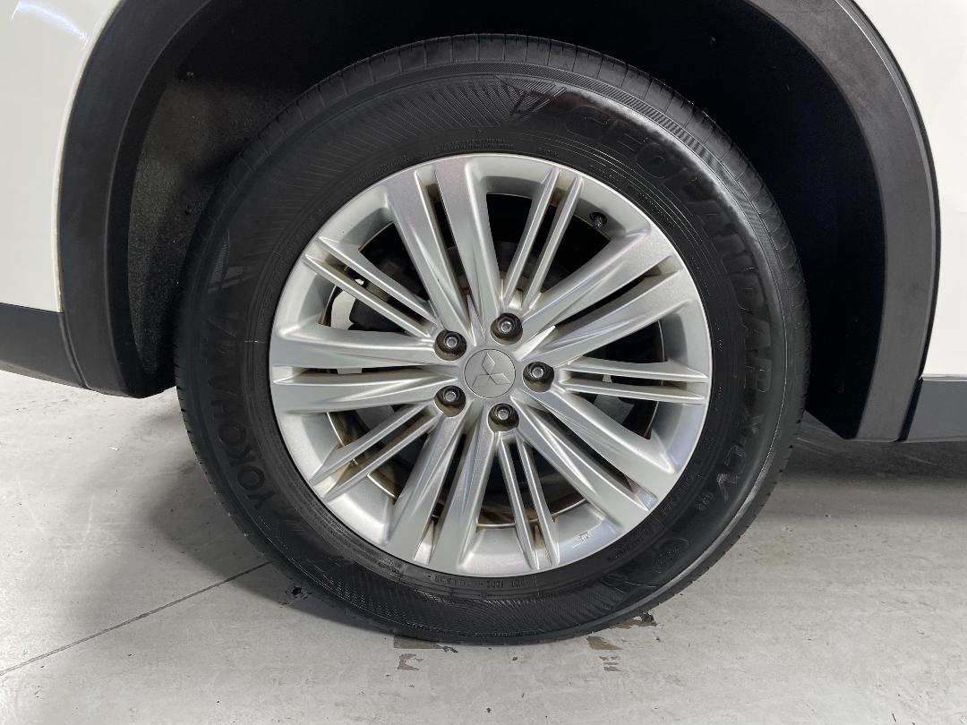 Photo '12' of Mitsubishi Outlander