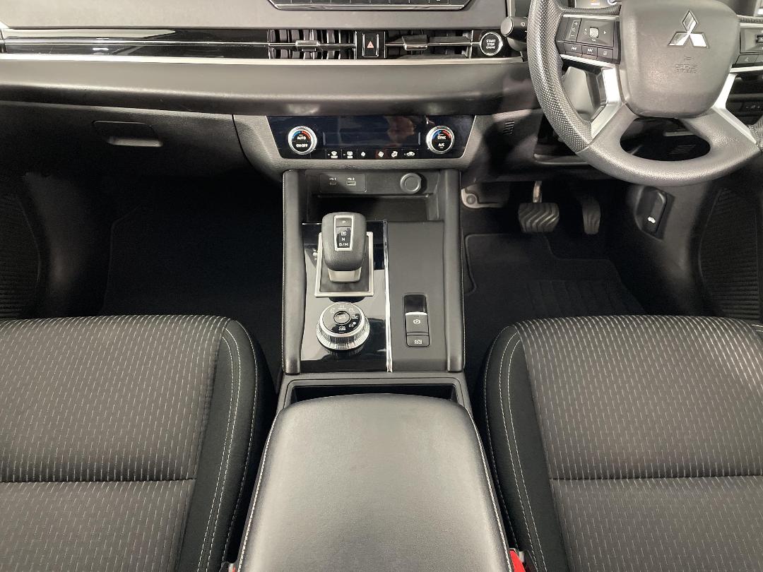 Photo '18' of Mitsubishi Outlander