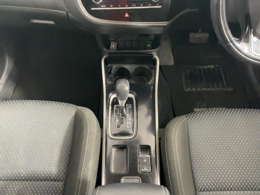 Photo '18' of Mitsubishi Outlander