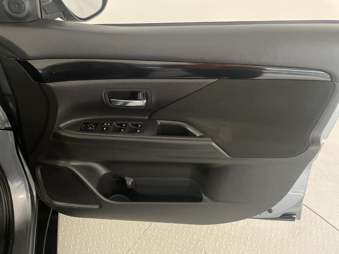 Photo '15' of Mitsubishi Outlander Photo '15' of Mitsubishi Outlander