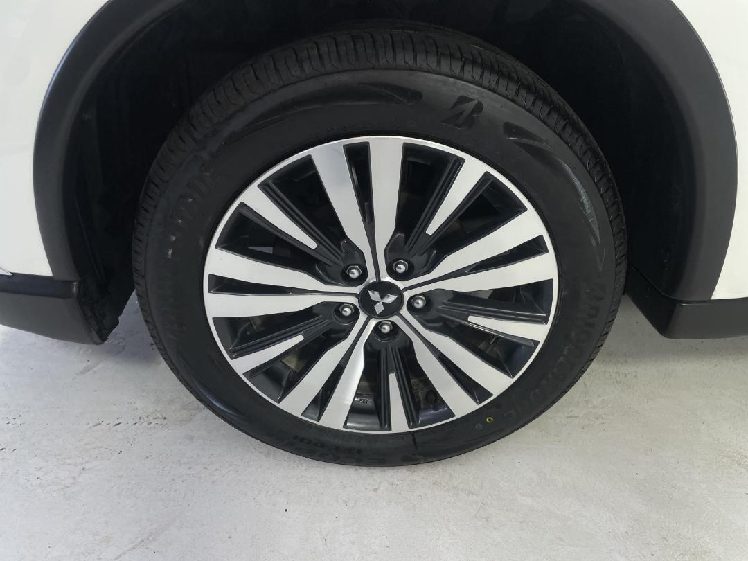 Photo '10' of Mitsubishi Outlander