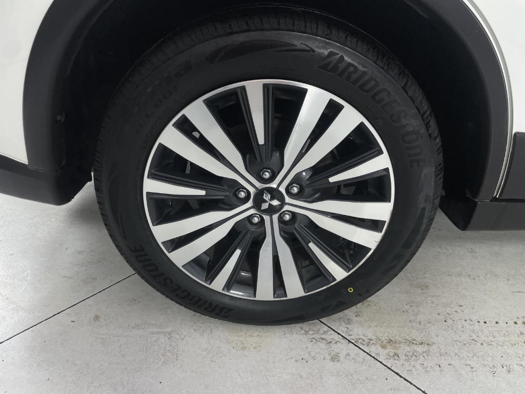 Photo '12' of Mitsubishi Outlander