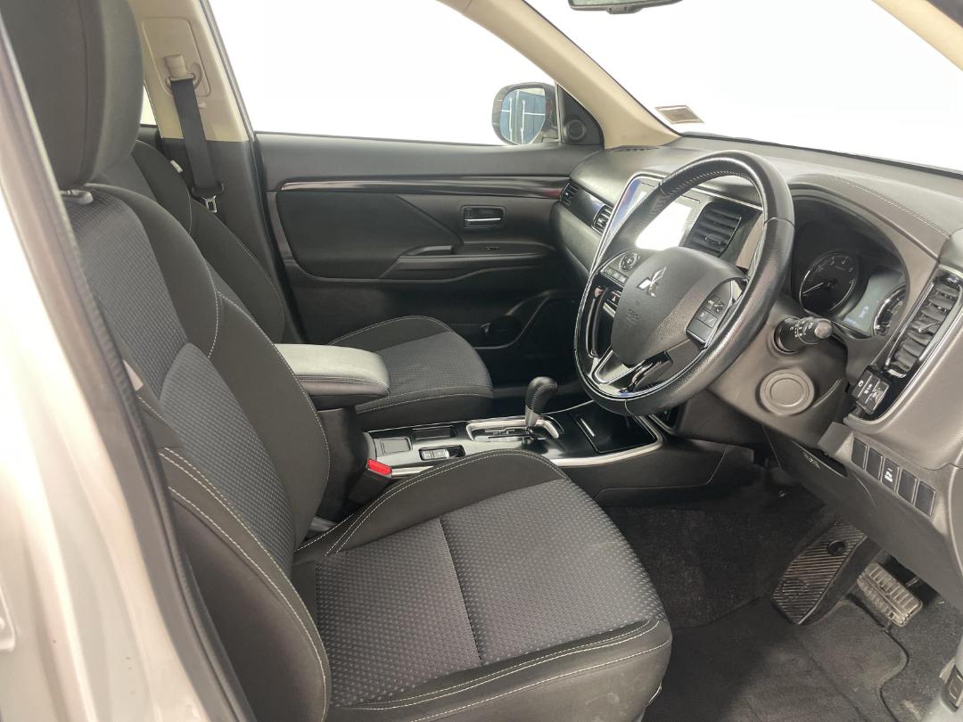 Photo '16' of Mitsubishi Outlander