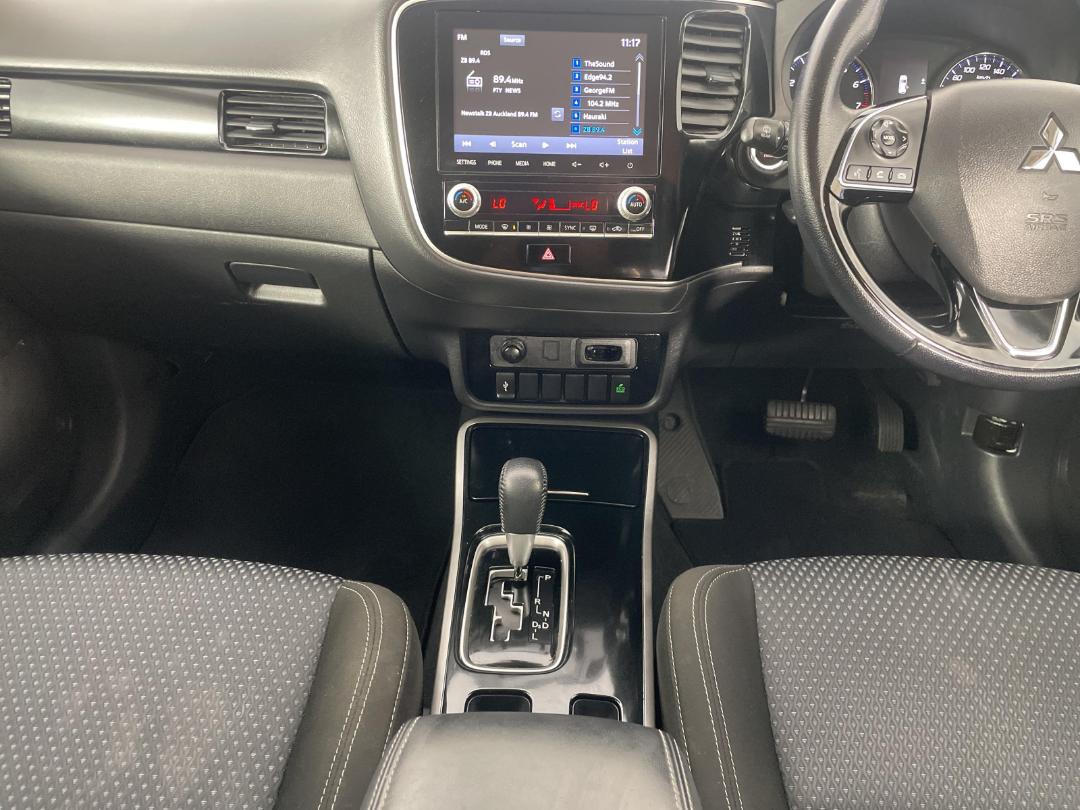 Photo '18' of Mitsubishi Outlander